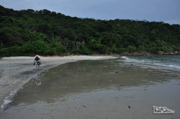 Caminhando na praia deserta de Naufragados, no extremo sul de Florianópolis, Ilha de Santa Catarina
